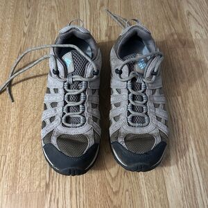 COLUMBIA HIKING SHOES SIZE 7